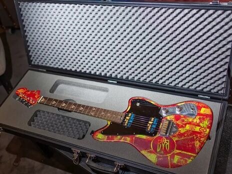 Нардеп Тищенко за 1 млн грн продав гітару із зображеннями облич захисників 