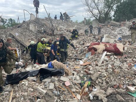 З-під завалів житлового будинку в Часовому Яру рятувальники дістали тіла вже 38 людей – ДСНС