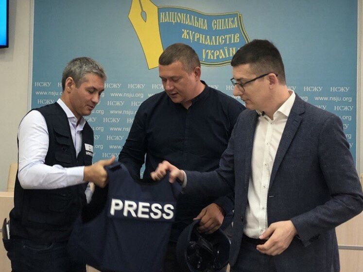 ЮНЕСКО передала украинским журналистам 100 наборов касок и бронижелетов 