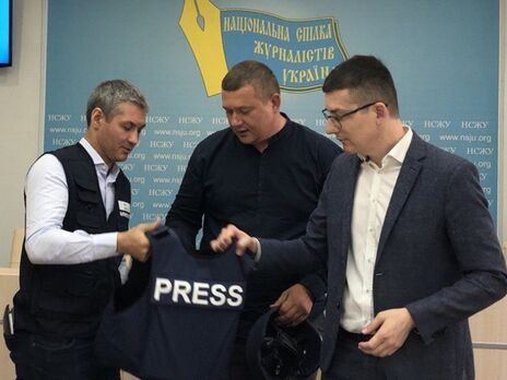 ЮНЕСКО передала украинским журналистам 100 наборов касок и бронижелетов 
