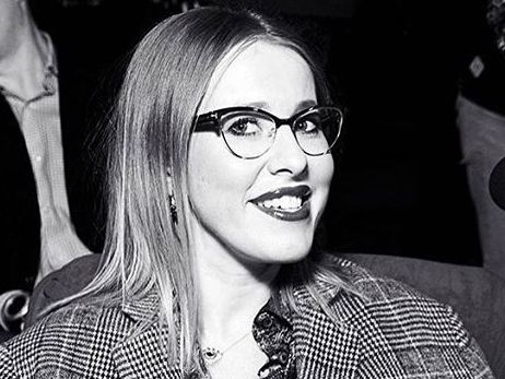 Собчак во время кормления сына присматривает за работой редакции L'Officiel 