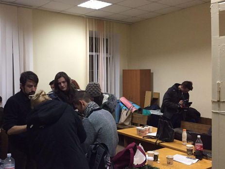 Потерпевшие по делу об избиении студентов на Евромайдане заблокировали Шевченковский суд