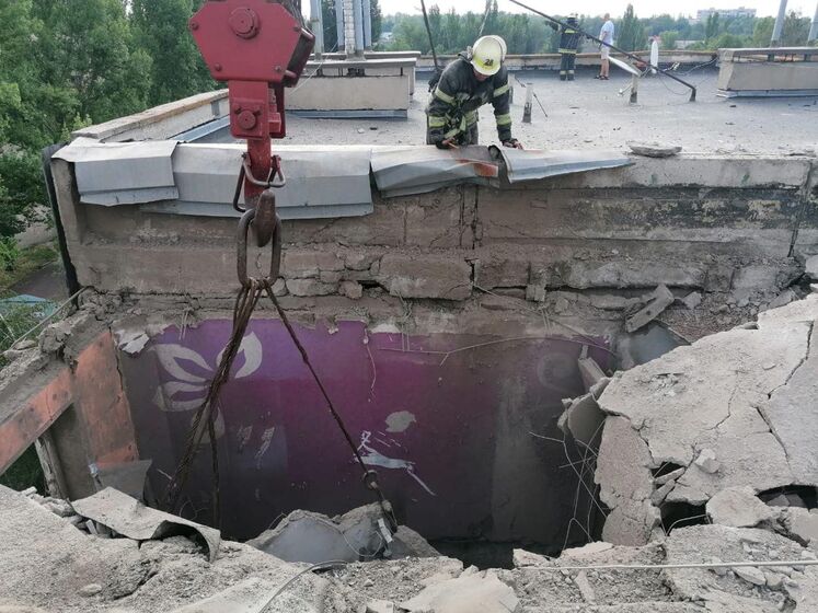 Оккупанты обстреляли из "Градов" жилые кварталы Никополя, спасатели ищут людей под завалами