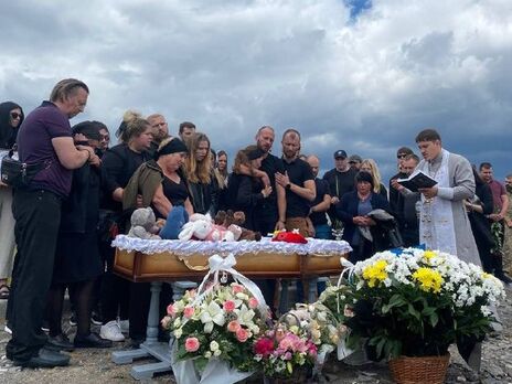 В Виннице похоронили четырехлетнюю Лизу, погибшую в результате обстрела российскими оккупантами. Фоторепортаж