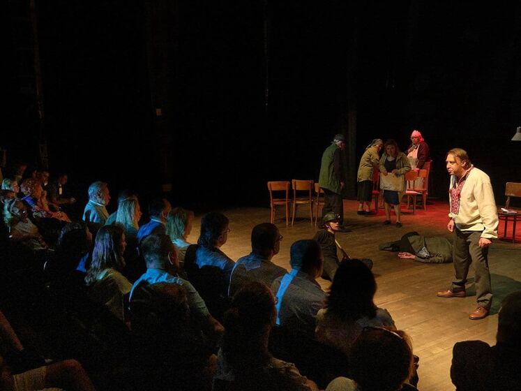 Актори знищеного окупантами драмтеатру в Маріуполі виступили на театральній сцені в Ужгороді. Фото