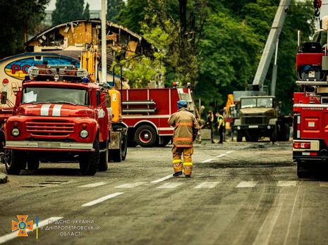 Пошуково-рятувальні роботи після ракетного удару по Дніпру завершили. Загинуло четверо людей, поранено 16