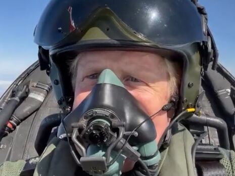 Джонсон полетал на истребителе ВВС Великобритании и провел параллели с управлением страной. Видео