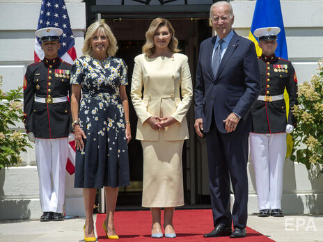 У Зеленской – голубые, у Джилл Байден – желтые. Жены президентов Украины и США выбрали для встречи обувь цветов украинского флага