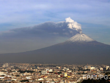 Мексиканский вулкан Попокатепетль выбросил столб дыма. Видео