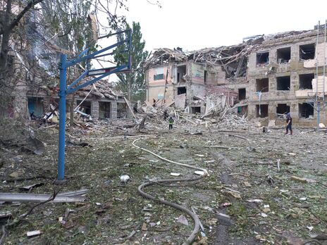 В Краматорске спасатели обнаружили под завалами обстрелянной оккупантами школы тело мужчины – ГСЧС