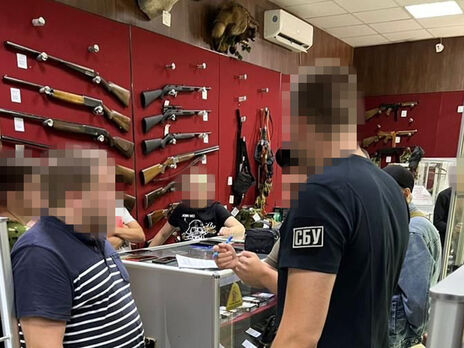 Українські правоохоронці на махінаціях із гуманітаркою викрили керівництво відомої мережі військових магазинів
