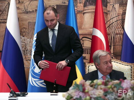 Соглашение о безопасной транспортировке зерна от имени Украины подписал Кубраков (слева)