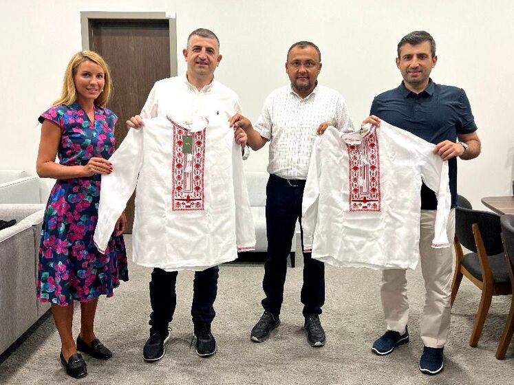 Создатели Bayraktar получили в подарок специальные вышиванки – с беспилотниками в орнаменте. Фото