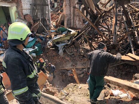Три человека погибли под завалами Дома культуры в Чугуеве, тело третьего пока не нашли – ГСЧС