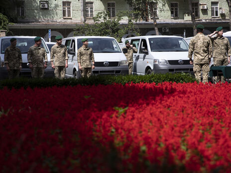 Кличко передал Госпогранслужбе 35 микроавтобусов