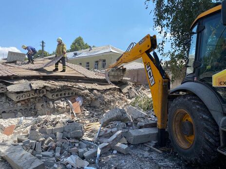 Обстрел Бахмута. Спасатели нашли под завалами отеля тело еще одного погибшего, число жертв увеличилось до двух