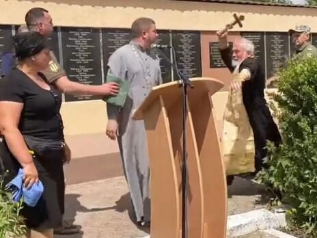 Священник УПЦ МП набросился на коллегу из ПЦУ во время похорон погибшего украинского защитника