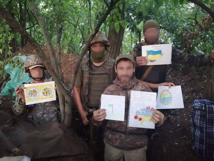 Школьники Киевской области передали на передовую свои рисунки