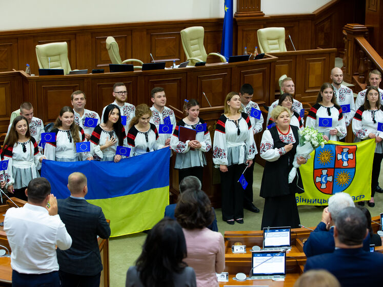 Депутати плакали. Весняна сесія молдовського парламенту закінчилася виконанням гімну України та піснею 