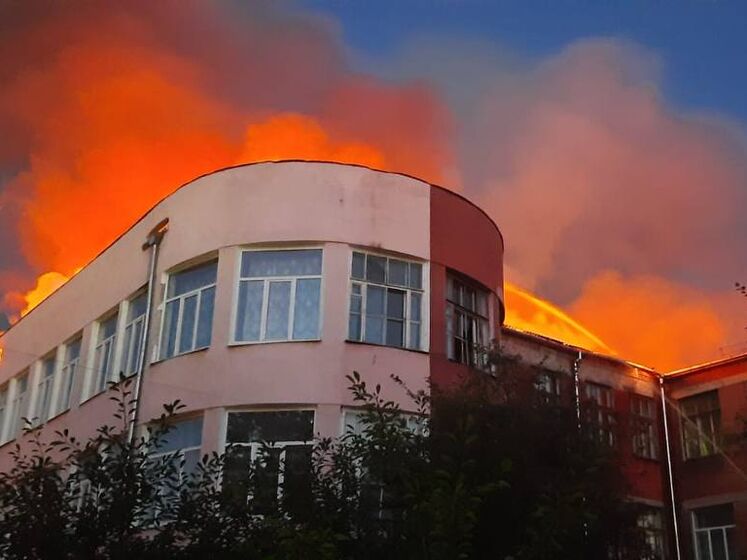 "Випустили аж три ракети". Росіяни вдарили по училищу в Харкові, виникла велика пожежа