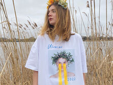 Флаг из скотча, сердце Украины, букет победы и ракета