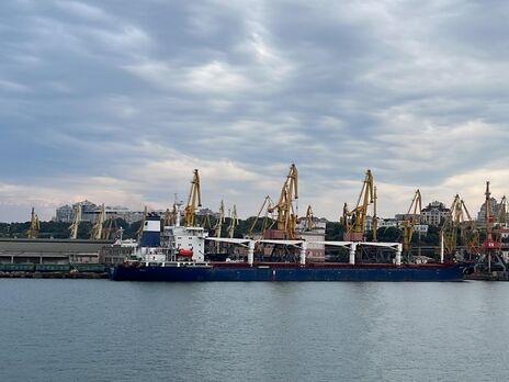Первое за время вторжения РФ судно с украинским зерном вышло из порта Одессы