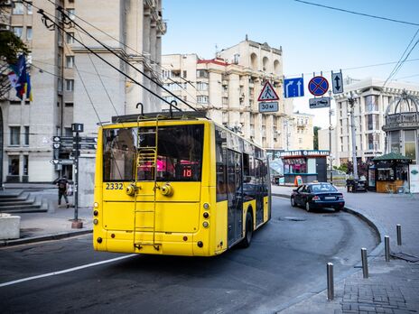 В Киеве наземный общественный транспорт будет останавливаться на время воздушной тревоги