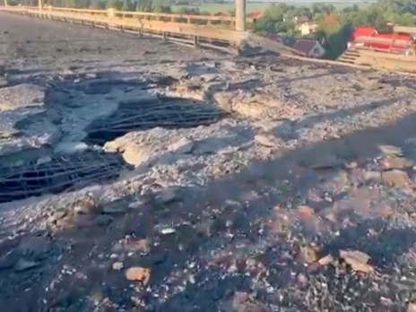 Вместо разрушенного ВСУ Антоновского моста оккупанты начали перевозить технику по паромной переправе. Снимки спутника