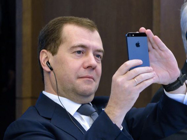 Медведев поручил срочно провести в Крым российский интернет