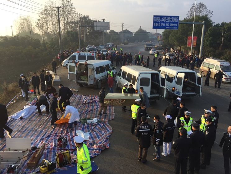 В Китае автобус упал в озеро, 18 пассажиров погибли