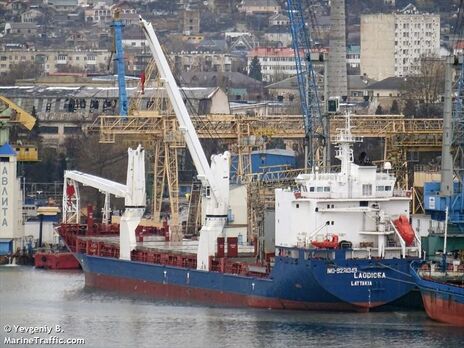 Суд у Лівані дозволив судну з, імовірно, краденим в Україні зерном покинути порт у Триполі. У МЗС України розчаровані