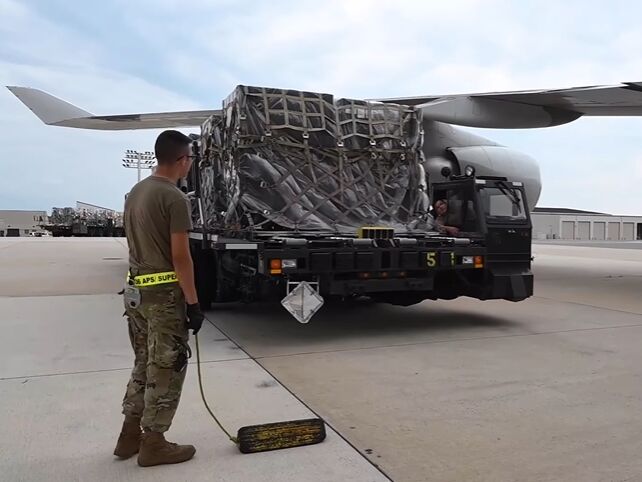 Минобороны США показало отправку в Украину партии гуманитарной помощи. Видео