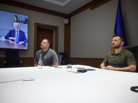 Зеленский (справа) 8 августа провел разговор в формате видеоконференции с Клинтоном (на экране)
