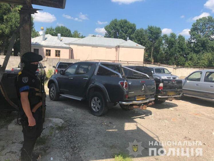 Группа псевдоволонтеров из Днепра ввезла 135 машин для продажи, выдавая их за помощь ВСУ – полиция