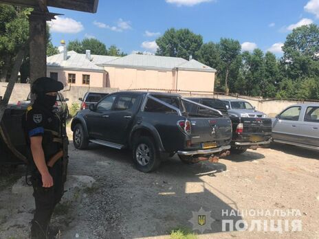 Силовики провели по делу 30 обысков и изъяли у "волонтеров" 33 машины