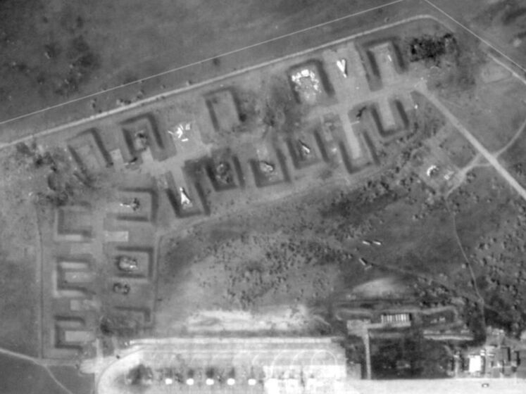 СМИ опубликовали спутниковые снимки военного аэродрома оккупантов в Крыму после массовой "детонации"