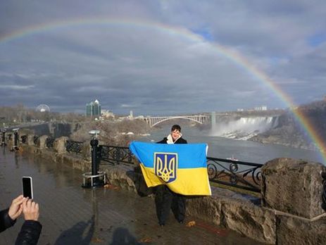 Савченко показала свое фото с флагом Украины на фоне Ниагарского водопада