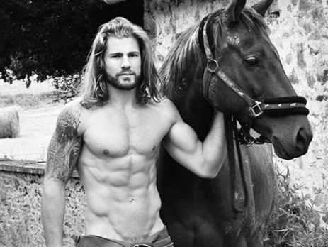 Французский фотограф выпустил календарь с полуобнаженными фермерами. Фоторепортаж