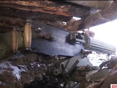 Бойцы АТО защищают поселок Луганское раритетным пулеметом "Максим". Видео