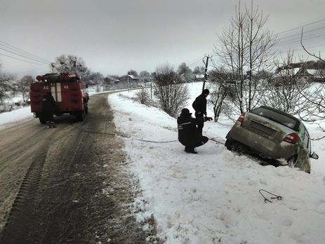 Спасатели Госслужбы по ЧС из-за непогоды вытащили из кюветов на дороги 840 автомобилей 