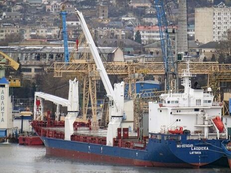 До списку перевізників краденого зерна з України занесли 87 суден – переважно російські та сирійські кораблі – посол у Лівані