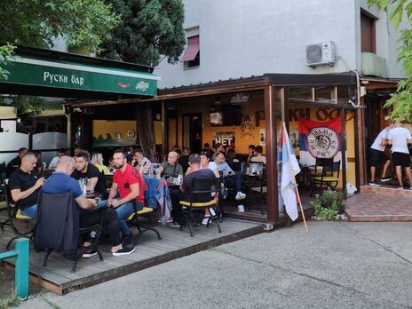 В Черногории официанты одного из баров ходят в форме с символом Z. Посольство Украины направило ноту властям