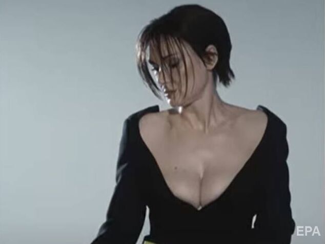 50-річна Вайнона Райдер знялася у відвертому рекламному ролику, виливши в декольте молоко. У мережі звинуватили бренд у сексизмі. Відео