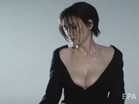 50-летняя Вайнона Райдер снялась в откровенном рекламном ролике, пролив в декольте молоко. В сети обвинили бренд в сексизме. Видео