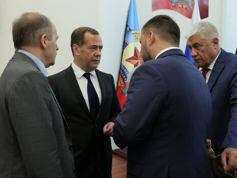 Медведев побывал во временно оккупированной Луганской области. Арестович отреагировал: Это безумный спитый дядька, от которого ушла жена