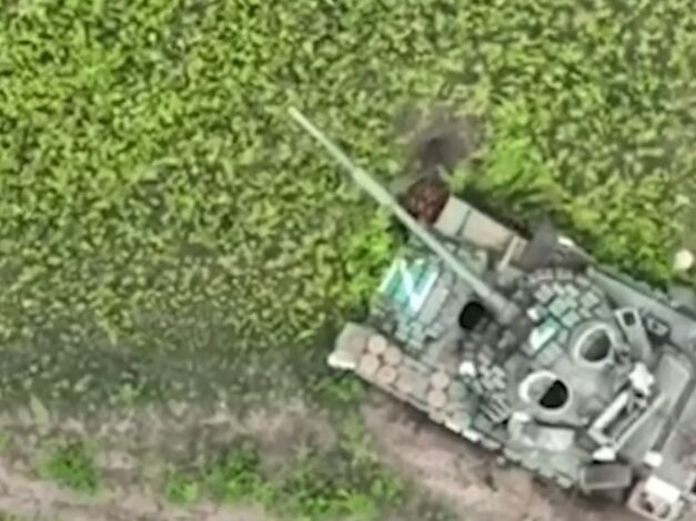 "Від контакту з українськими захисниками в танка зірвало башту". Прикордонники показали відео знищення ворожого танка