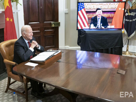 Зустріч лідерів США та КНР може стати першою з моменту обрання Байдена (за столом) президентом Сполучених Штатів