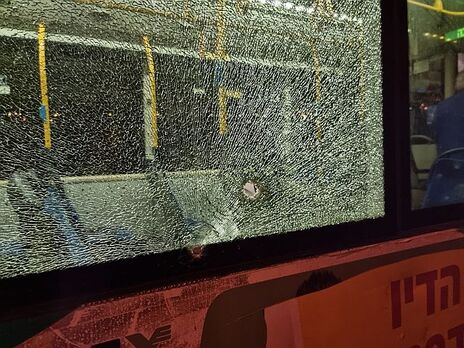 Біля Стіни Плачу в Єрусалимі невідомий розстріляв автобус. Поранено сімох людей, зокрема вагітну жінку