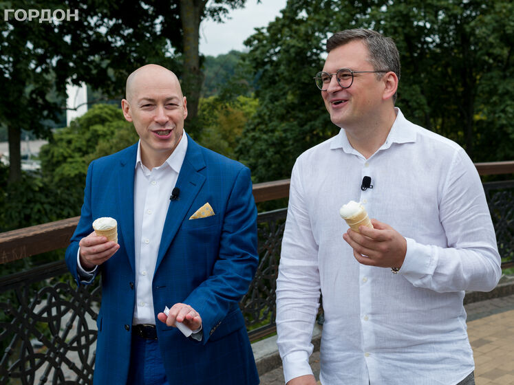 Кулеба во время прогулки по Киеву угостил Гордона мороженым, которое купил у уличного продавца. Видео