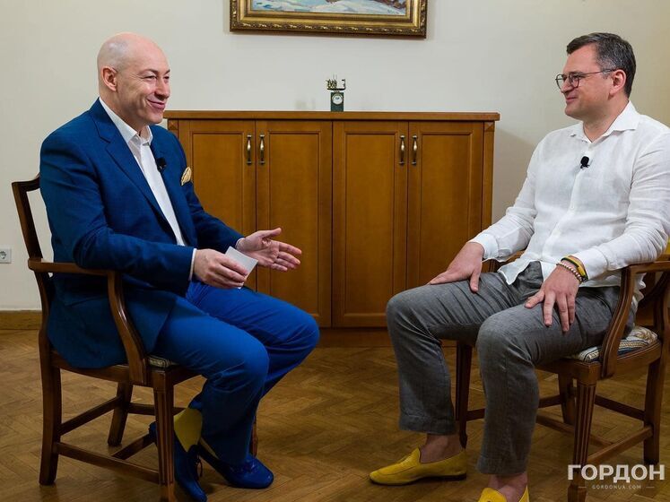 Гордон и Кулеба выбрали для интервью обувь цветов украинского флага, как ранее жены Зеленского и Байдена